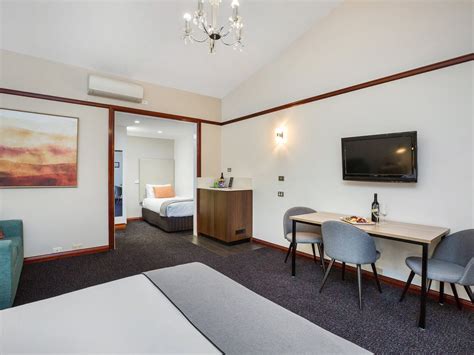 Rooms available at All Seasons Resort Hotel Bendigo .